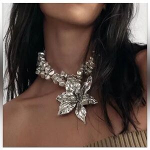 Zara Maxi flower statement necklace 2025